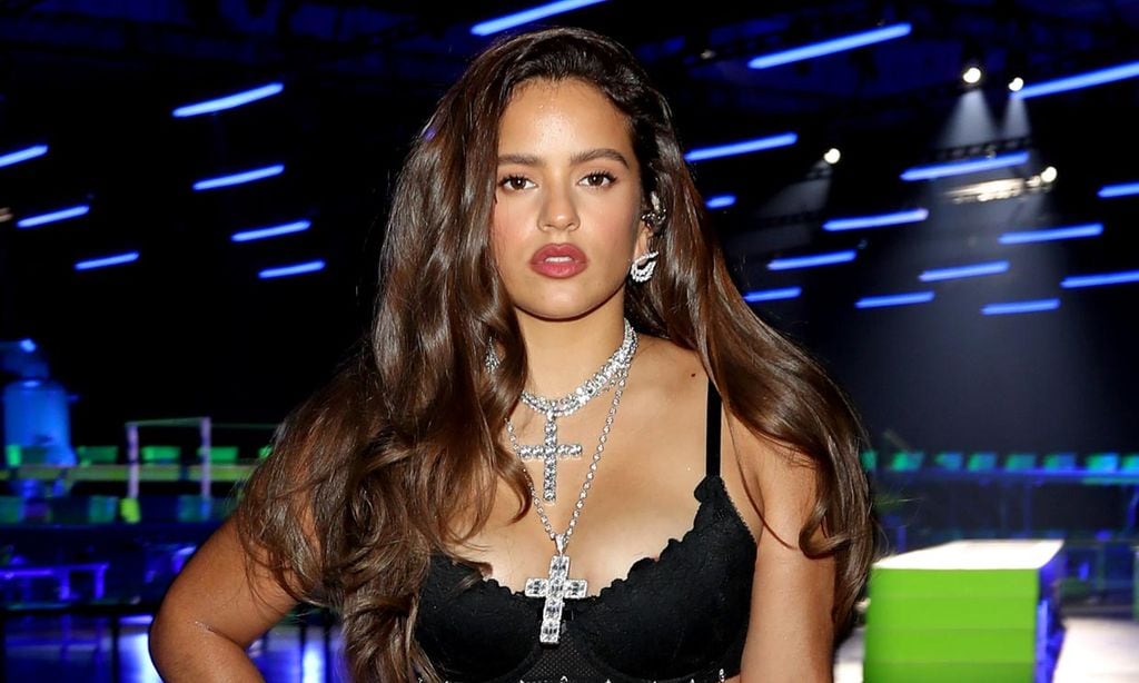 El cambio de estilo de Rosalía con un vestido 3D en los Oscar británicos de la moda