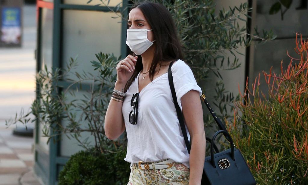 Ana de Armas, día de compras con vaqueros estampados y sus zapatillas preferidas