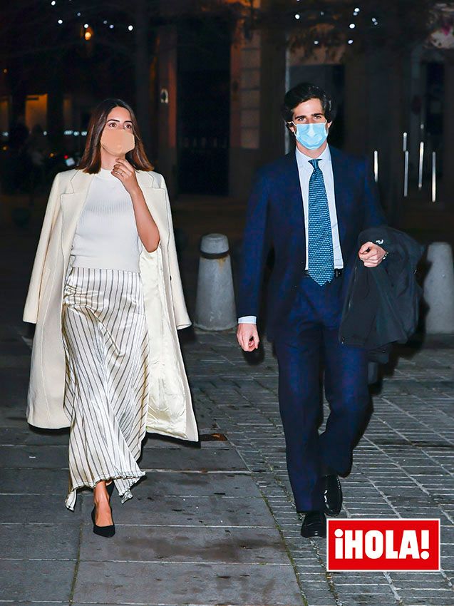 https://www.hola.com/imagenes/moda/tendencias/20201219181427/sofia-palazuelo-falda-rayas-jersey-look-opera/0-903-111/sofia-palazuelo-z.jpg