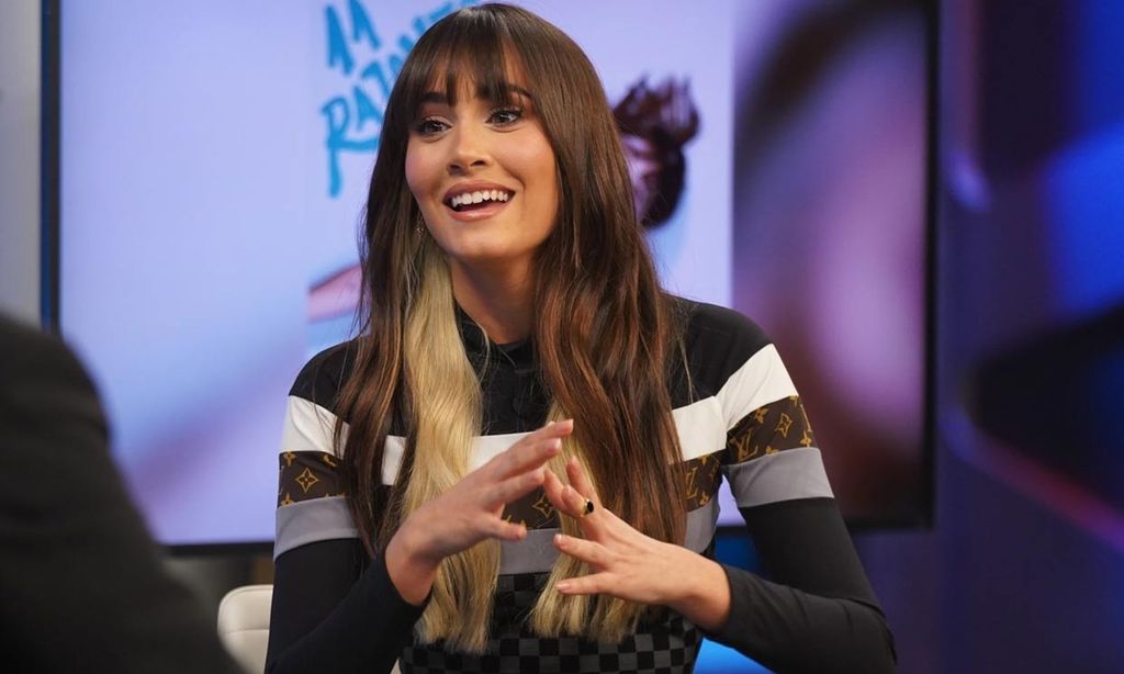 Aitana triunfa con su look en televisión: minifalda trapecio y las 'combat boots' de Leonor