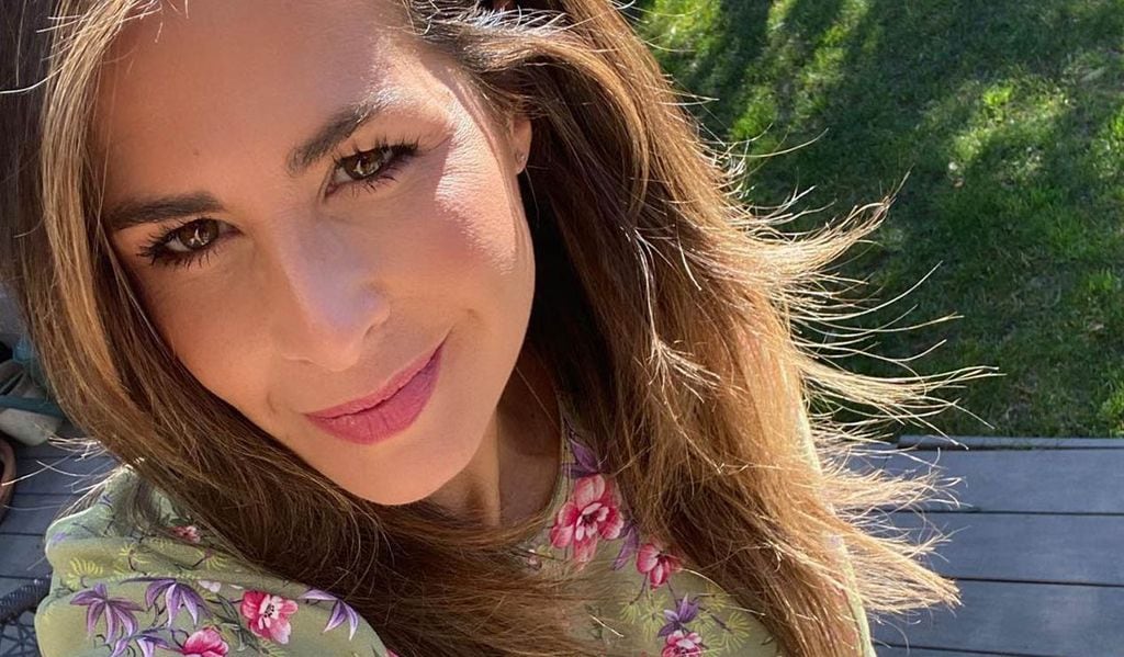 Nuria Roca o la prueba definitiva de que los vestidos de flores también se llevan en invierno