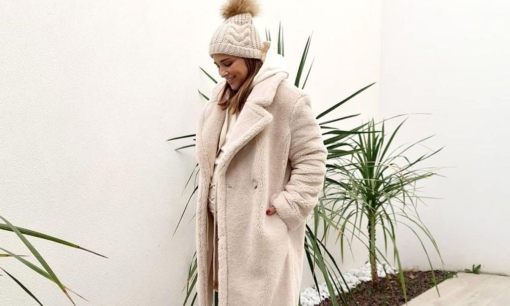 Paula arriesga con su look premamá para la nieve: botas 'track' rebajadas y pantalón 'lace up'