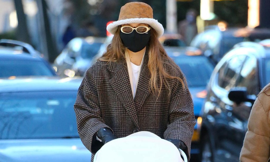 Gigi Hadid estrena un abrigo de cuadros de Mango rebajado a 60 euros