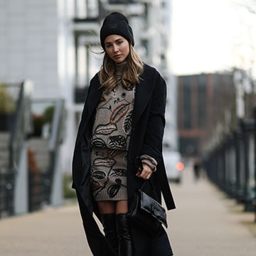 Outfit con gorro de pescador para lluvia  Bucket hat outfit, Outfits with  hats, Rain jacket