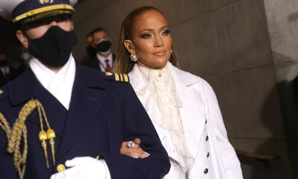 Abrigo de 'tweed' y pantalón de lentejuelas, el look de Jlo en un día para el recuerdo