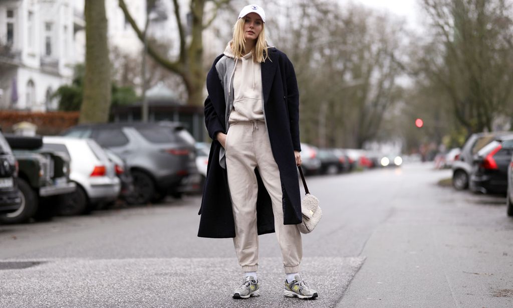 Pantalones deportivos o de cuero, la alternativa perfecta para no llevar vaqueros