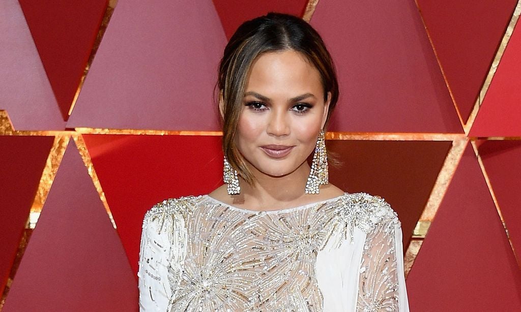 Con esta divertida excusa Chrissy Teigen estrena un vestido de alfombra roja ¡sin salir de casa!