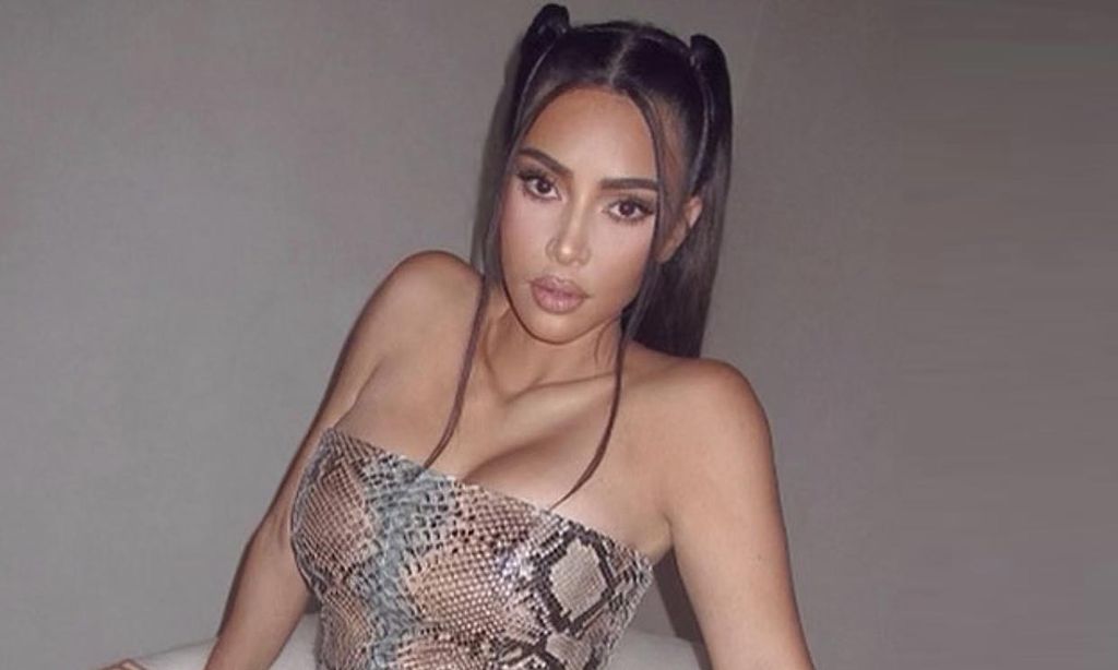 Kim Kardashian con look inspirado en las Spice Girls