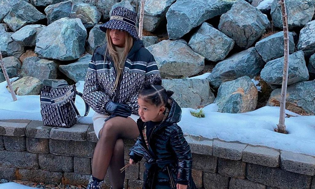 Georgina Rodríguez 'se marca' un Kylie Jenner en su último posado en la nieve