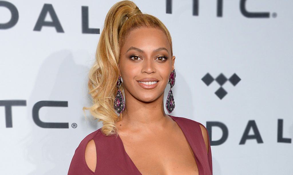 ¿Es un bañador de vinilo? Beyoncé juega al despiste, pero enloquece a sus fans