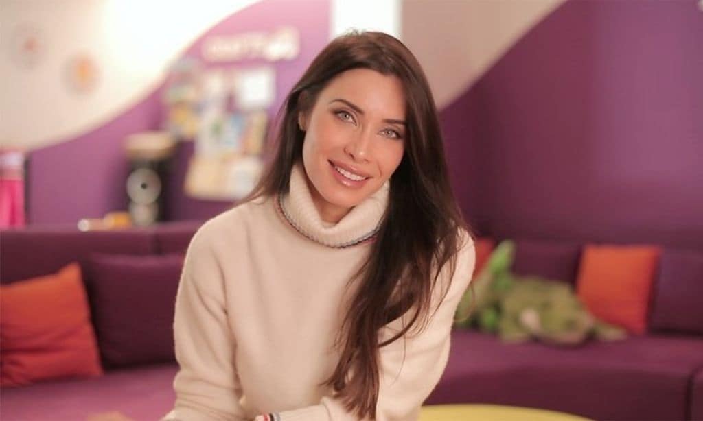 Americana y 'leggings' de vinilo, el desafío con el que Pilar Rubio se supera a sí misma