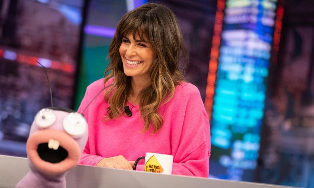 Ni pitillo ni 'palazzo': Nuria Roca nos conquista con sus pantalones encerados de Mango