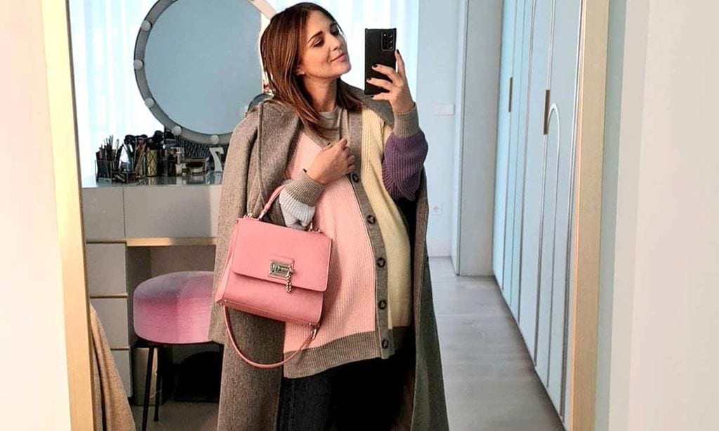 Sara Carbonero, tras los pasos de Paula Echevarría con su cárdigan arcoíris y pantalón 'flowy'