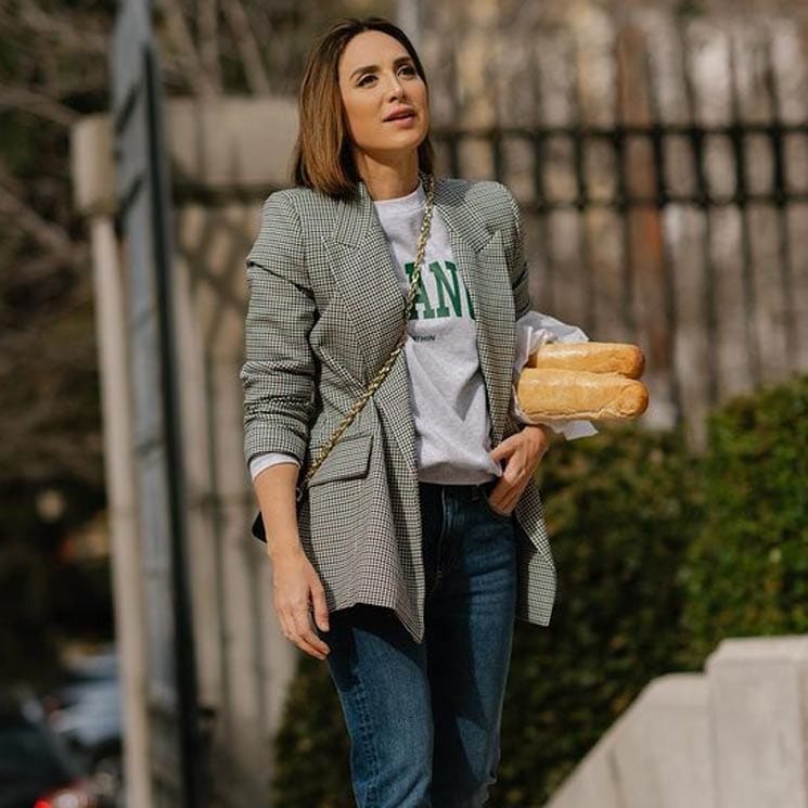 El look más romántico de Tamara Falcó con unos vaqueros de Zara y zapatillas de plataforma