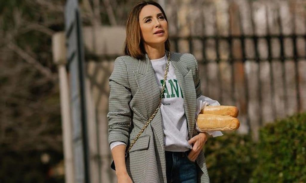 El look más romántico de Tamara Falcó con unos vaqueros de Zara y zapatillas de plataforma