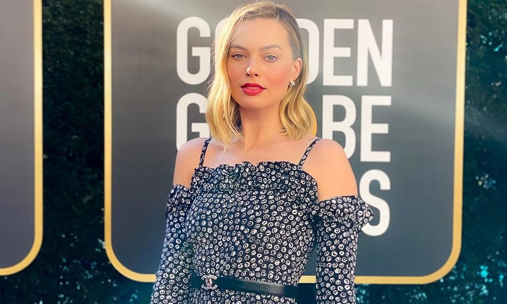 Margot Robbie se convierte en una diva de los 60 con su vestido floral y taconazos-joya