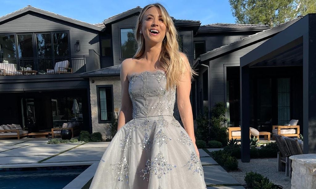 Kaley Cuoco con vestido de princesa