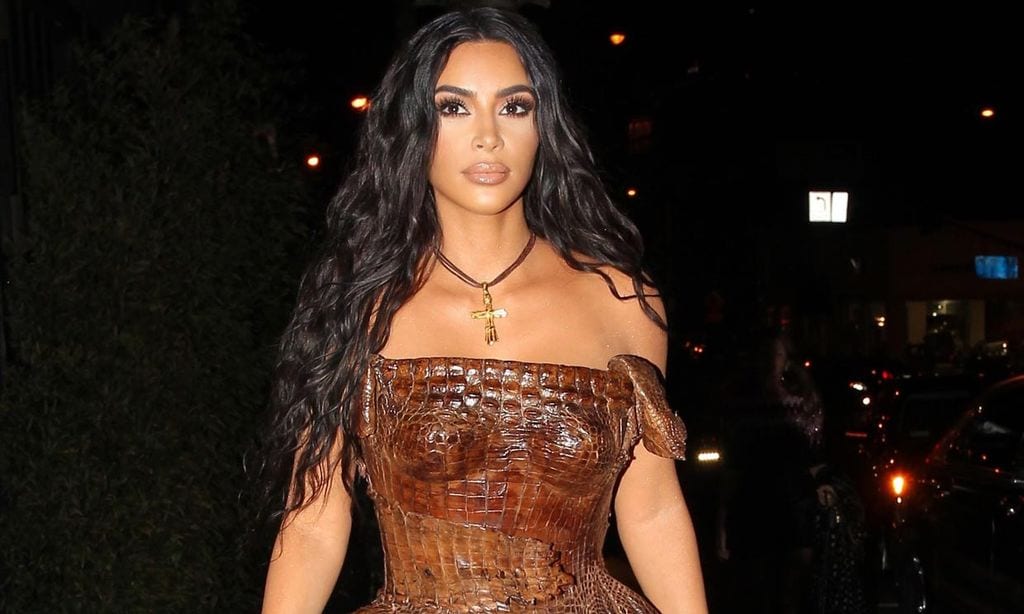 Kim Kardashian con vestido negro