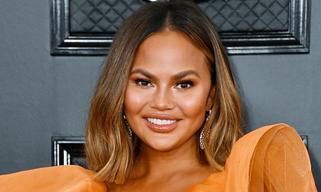 El lookazo de la noche de los Grammy fue el de Chrissy Teigen y no lo verás en la alfombra roja