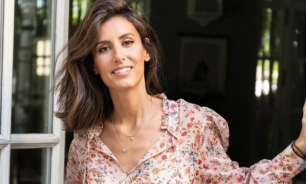 Copia el look de invitada de Ana Boyer y podrás llevarlo con taconazos y zapatillas
