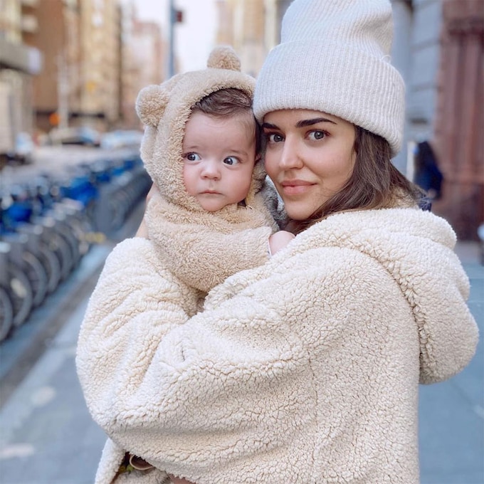 ¡Para derretirse de amor! Clara Alonso y su bebé se coordinan con su 'nuevo uniforme de moda'