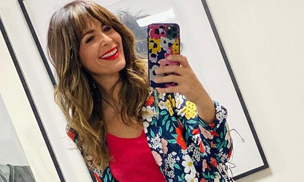 Nuria Roca arriesga y gana con su nuevo traje de flores asequible