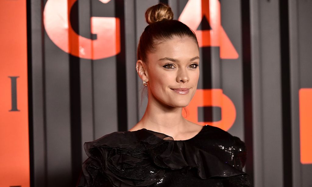 Nina Agdal recupera las zapatillas sostenibles que unieron a Meghan con las supermodelos