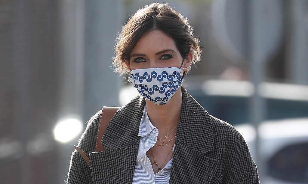 La camisa denim de Sara Carbonero que soluciona todos los looks de entretiempo