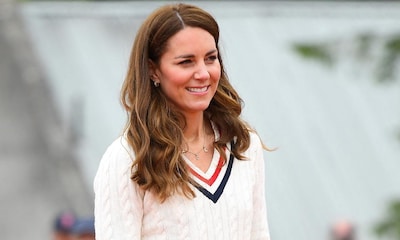 Tú también puedes llevar el collar favorito de Kate con las iniciales de tu persona favorita