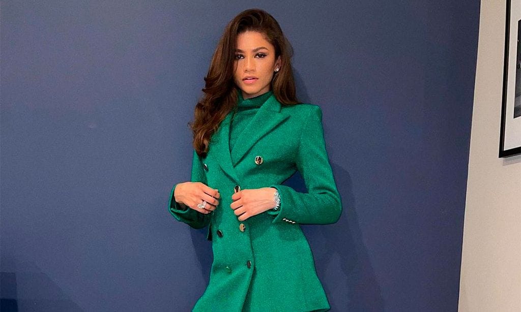 Zendaya estrena la chaqueta española que hace 'piernas infinitas' y conecta con la Reina