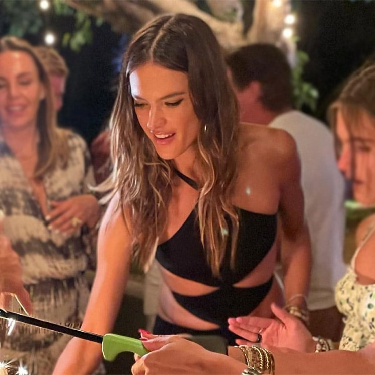 De Venecia a California: Alessandra Ambrosio estrena década con un impactante vestido