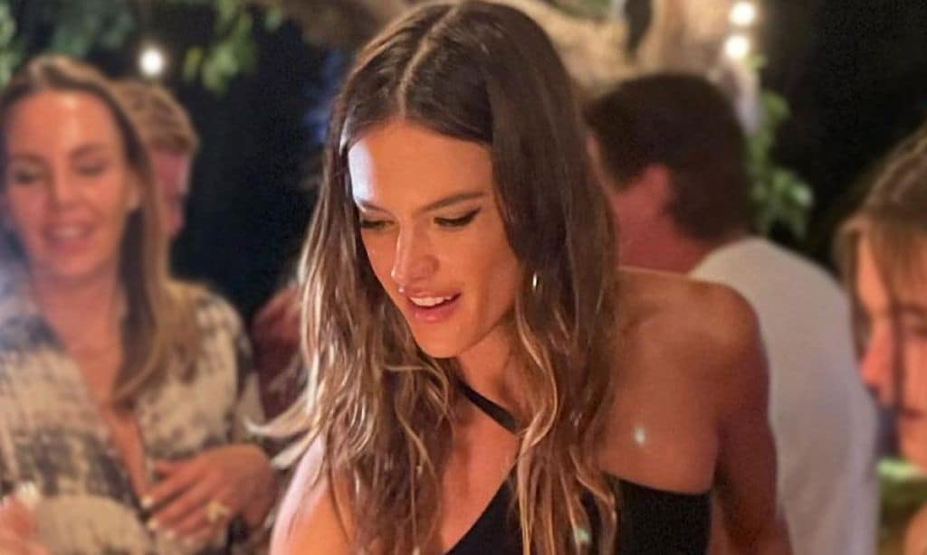 De Venecia a California: Alessandra Ambrosio estrena década con un impactante vestido