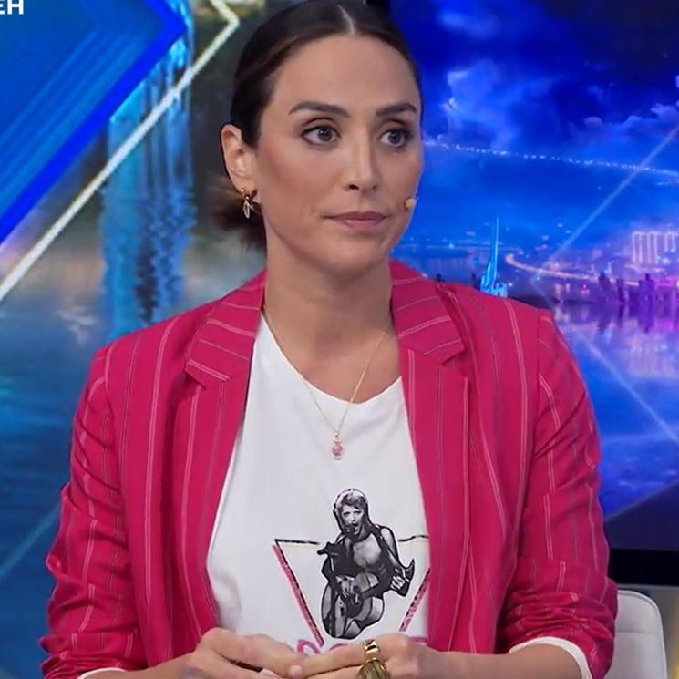 Las claves de Tamara Falcó para modernizar su look: camiseta roquera y tacones de vinilo