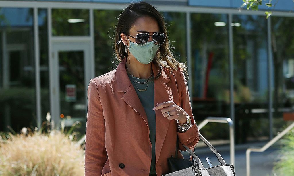 ¡Una 'blazer', dos looks! Jessica Alba comparte sus trucos para reciclar la ropa