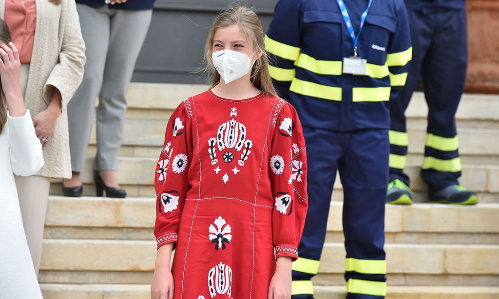 La infanta Sofía lleva un vestido rojo bordado de Sfera