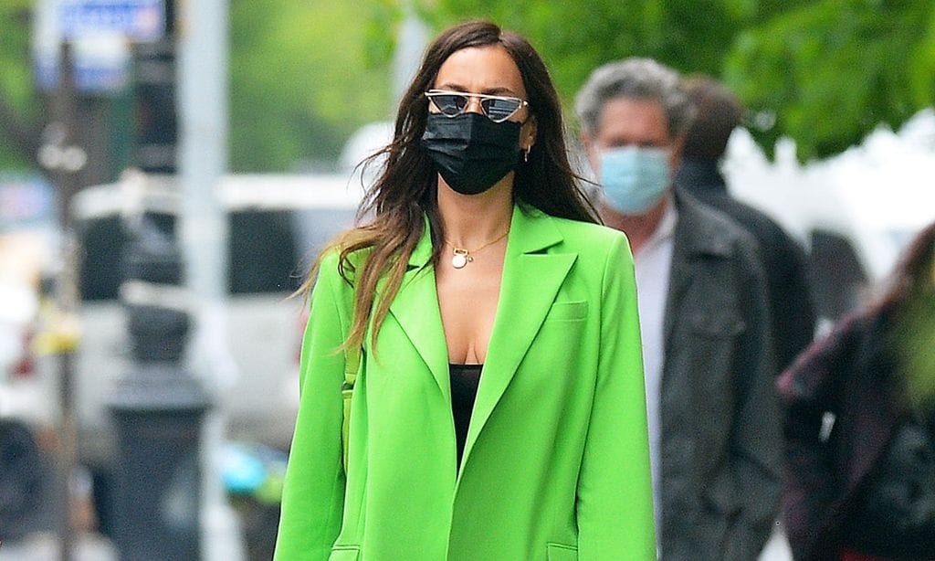 irina-shayk-americana-blazer-verde-neon-tendnecia-zara