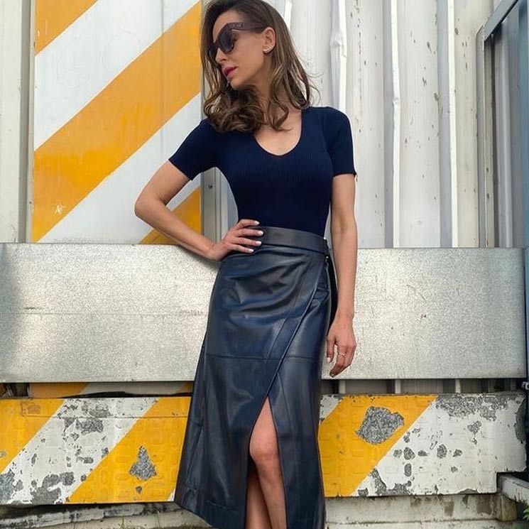 El truco de Eva González para parecer más alta con la falda de cuero preferida por las 'royals'