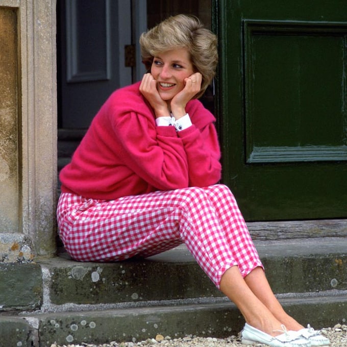 Zara versiona los pantalones vichy de Diana de Gales por 26 euros