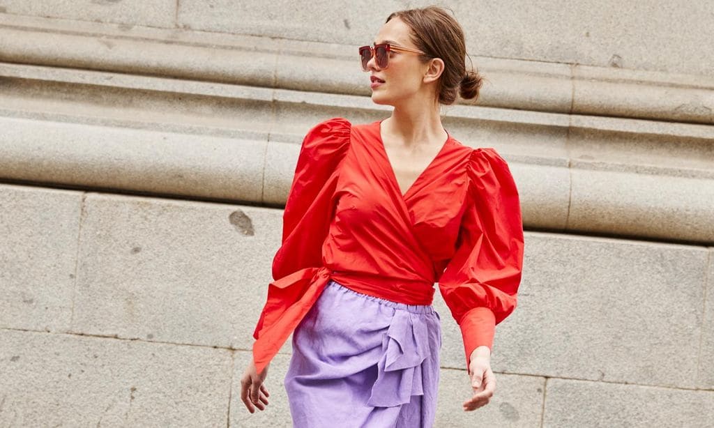 Los looks de colores para invitada que conquistarán a las mujeres más elegantes