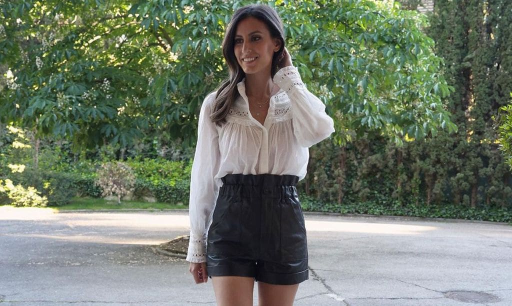 Si no te gusta llevar pantalones muy cortos, este look de Ana Boyer es perfecto para ti