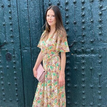 El mensaje tras el juvenil vestido estampado de Esther Doña - Foto 1
