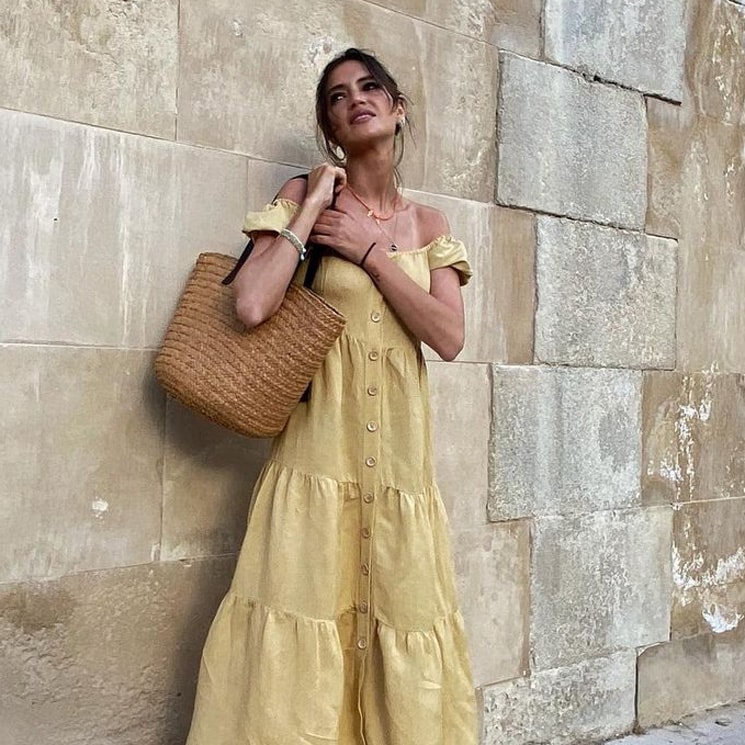 Consigue el estilismo 'Mediterráneo' de Sara Carbonero con vestido 'Bardot' y sandalias de cuña
