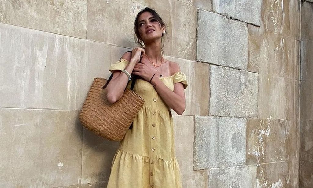 Consigue el estilismo 'Mediterráneo' de Sara Carbonero con vestido 'Bardot' y sandalias de cuña