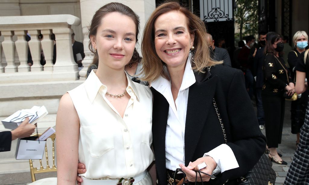 Alejandra de Hannover y la suegra de su hermana, Carole Bouquet, en el desfile de Chanel