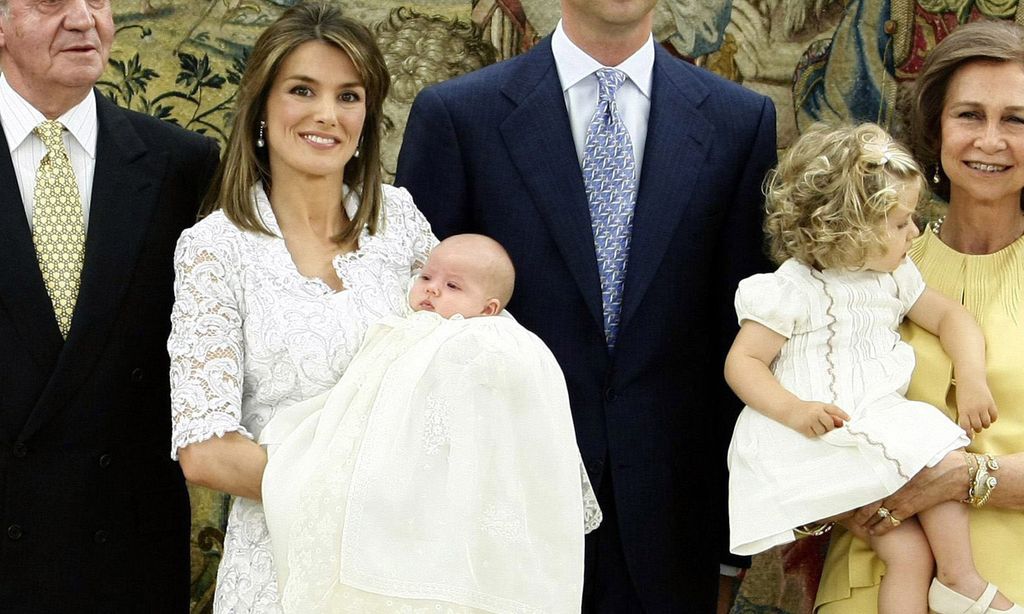 Vestido de encaje y zapatos plateados, así vistió doña Letizia en el bautizo de Sofía hace 14 años