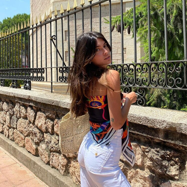 Con pañuelo y pantalón ancho, Lucía Rivera propone el look exprés que resolverá tus días de verano