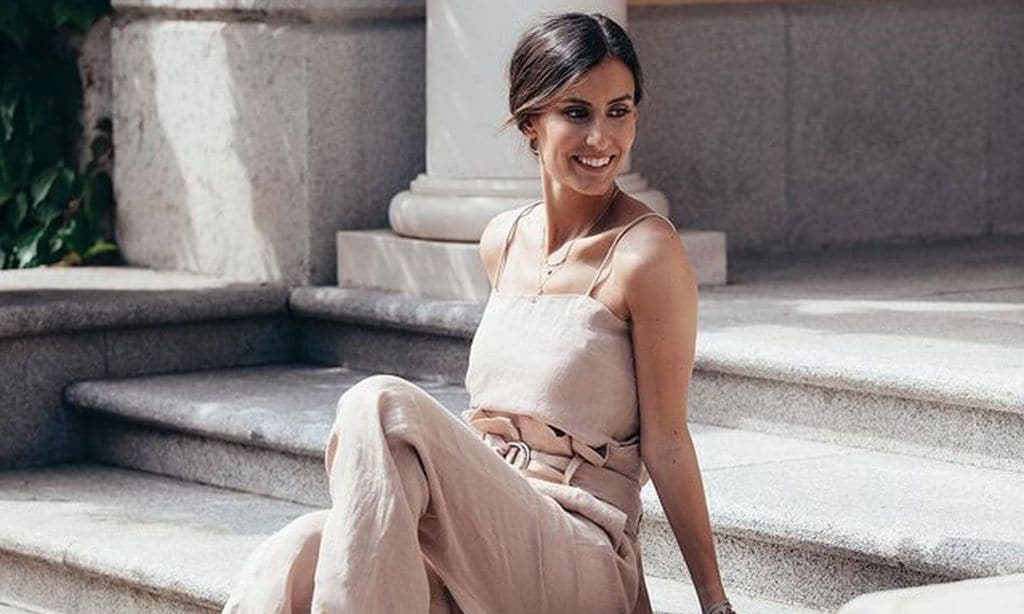 Copia el mono floral de Ana Boyer que estiliza el cuerpo y realza el bronceado