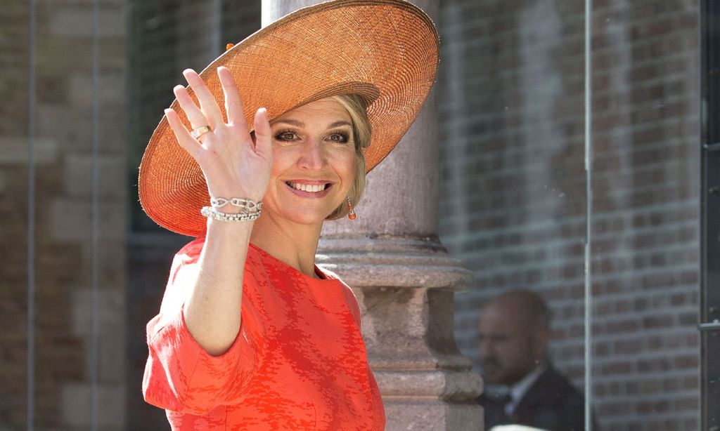 Copia los complementos de rafia que Máxima de Holanda recicla todo el año