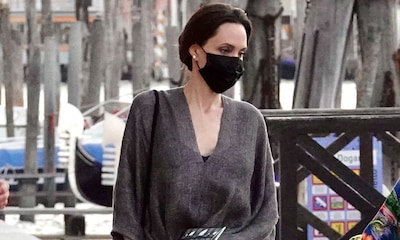 Angelina Jolie conquista Venecia con un vestido-túnica y sandalias de tacón (muy) cómodo