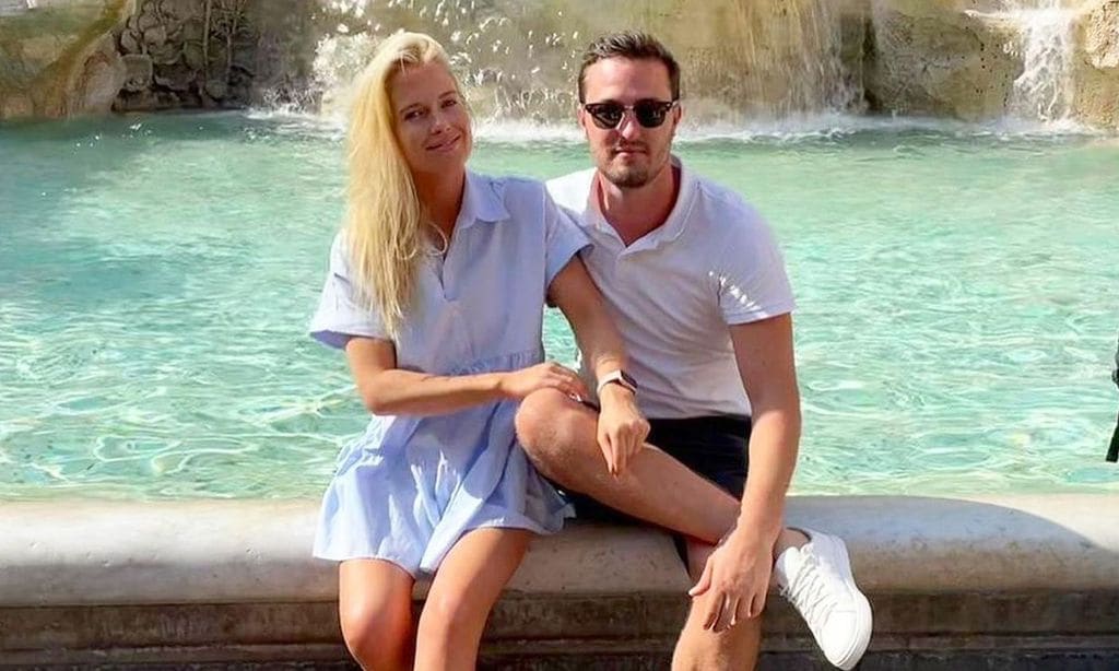 El romántico posado de Eliza Spencer con el minivestido de Zara que te hace ver más alta